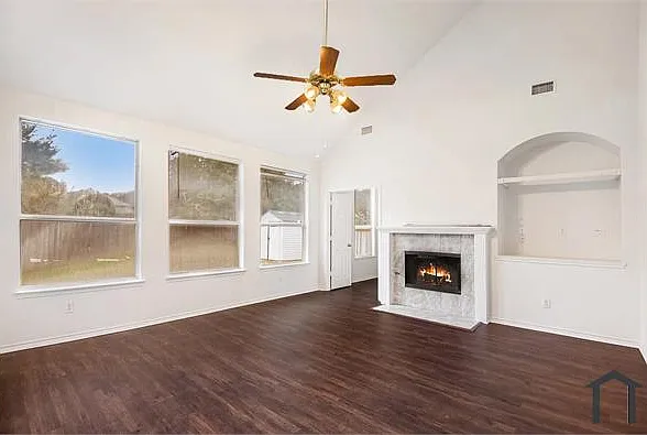 5 bed, 2720 sqft, $3,900 — Photo 4
