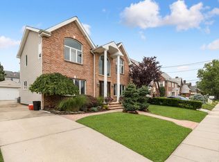 165 S Brixton Rd, Garden City South, NY 11530
