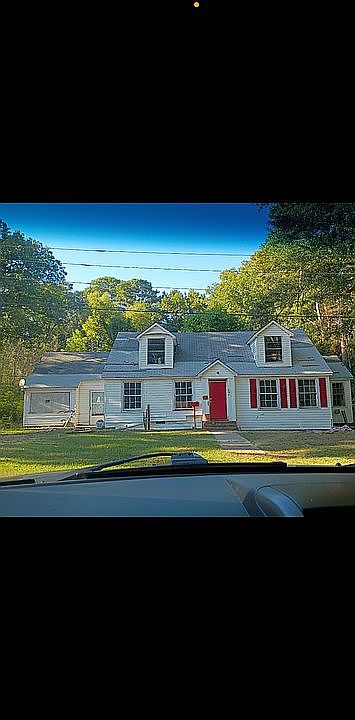 2nd image of 206 Maple St