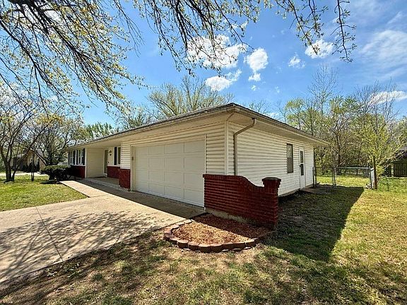 3rd image of 944 Ridge Dr