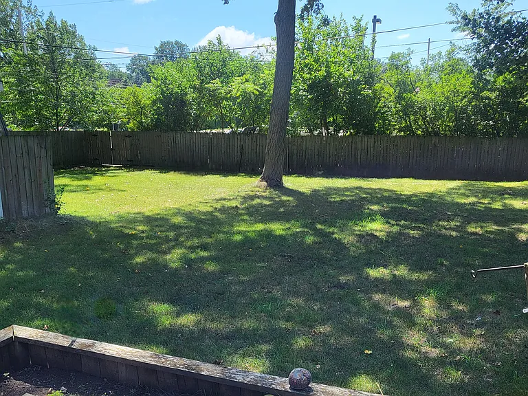 4072 Laukus Ln — Photo 17