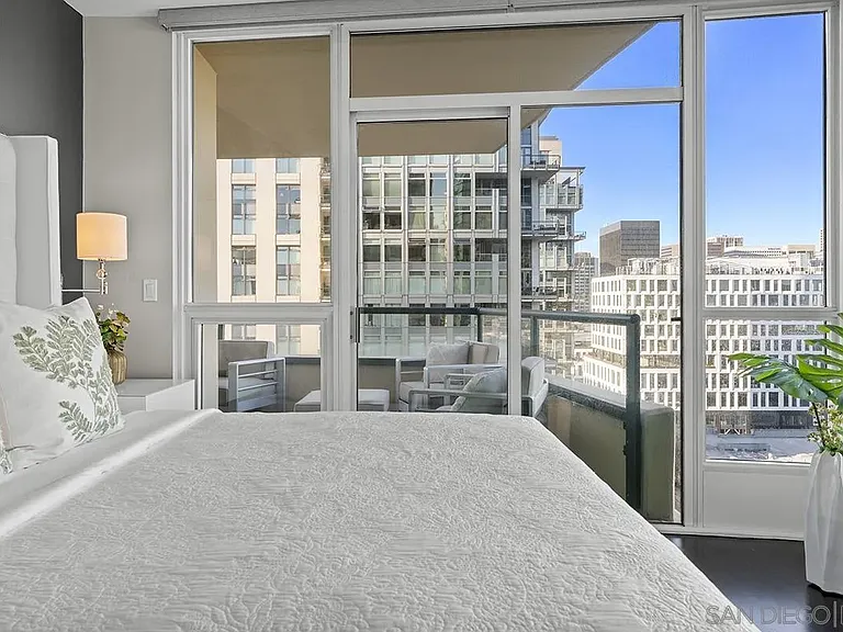 555 Front 1501 #1501 — Photo 31