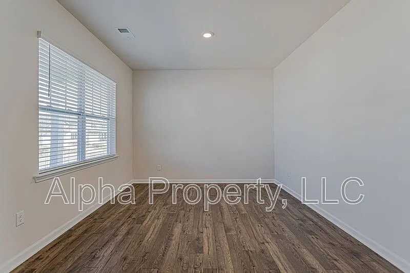 5 bed, 3.0 bath, 2511 sqft, $2,200 — Photo 3