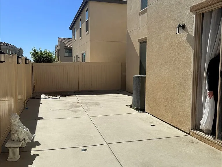 467 N Pinewood Ave — Photo 3
