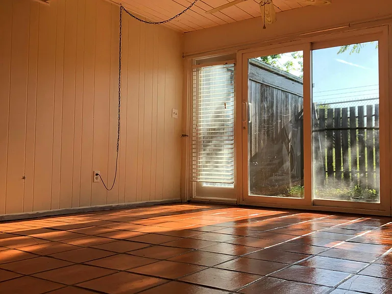 418 Ira Ave — Photo 1