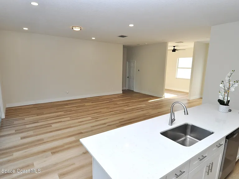 1043 Walden Blvd SE — Photo 9