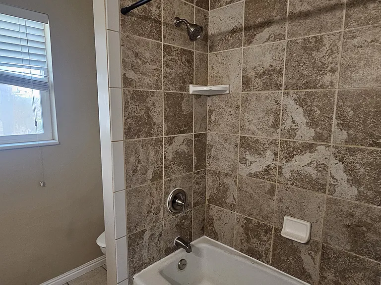 2318 E Claybourne Ave — Photo 16