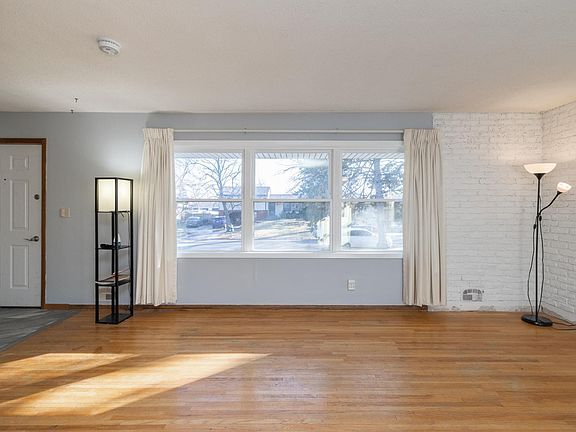 5th image of 1579 Grandview Ave E