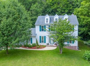 6910 W Pineberry Rdg, Franklin, WI 53132