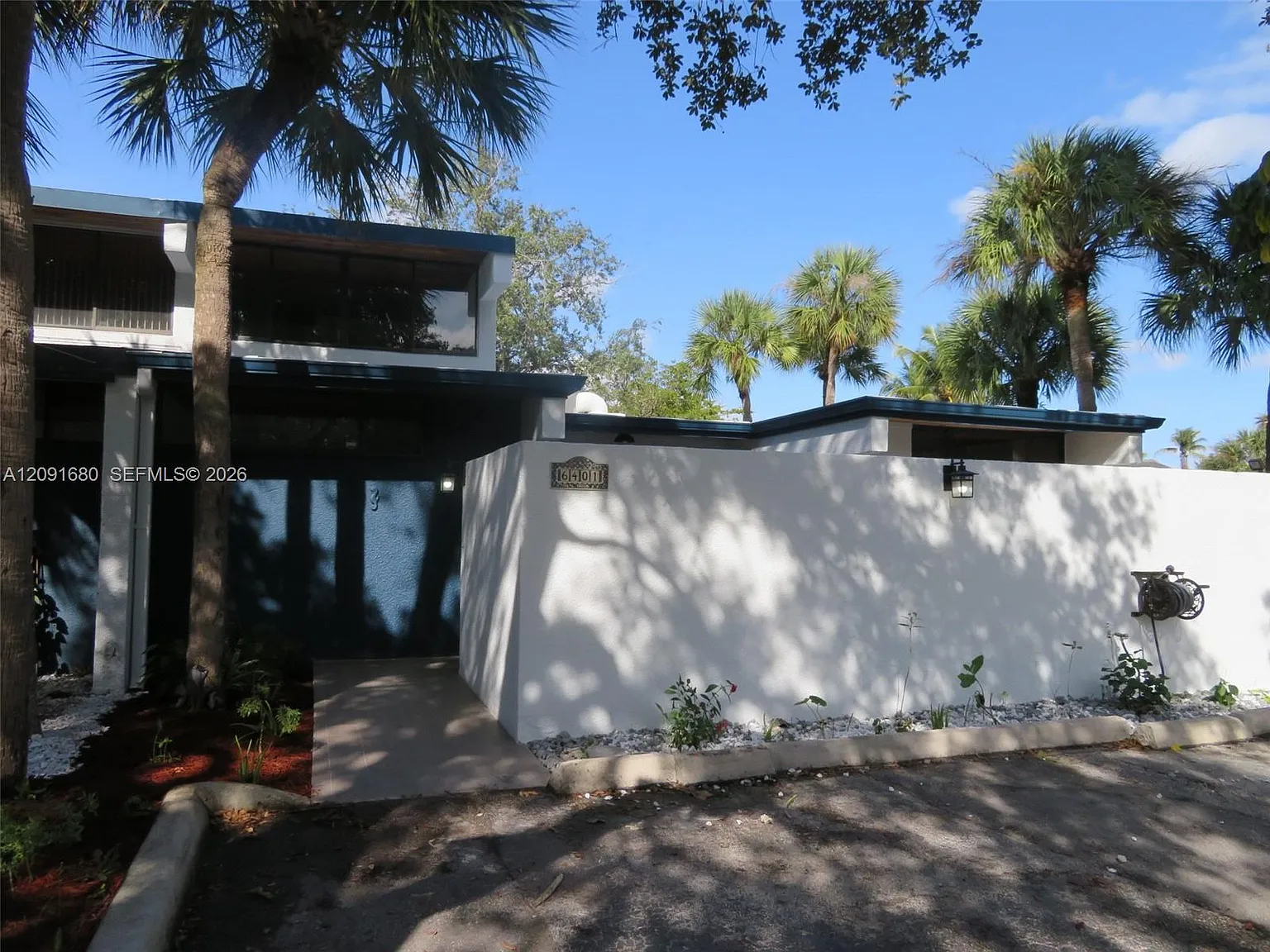 Miami Lakes Windmill Gate — Photo 1