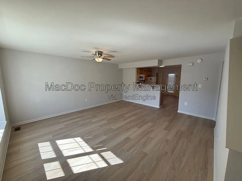 3 bed, 4.0 bath, 1942 sqft, $2,245 — Photo 2