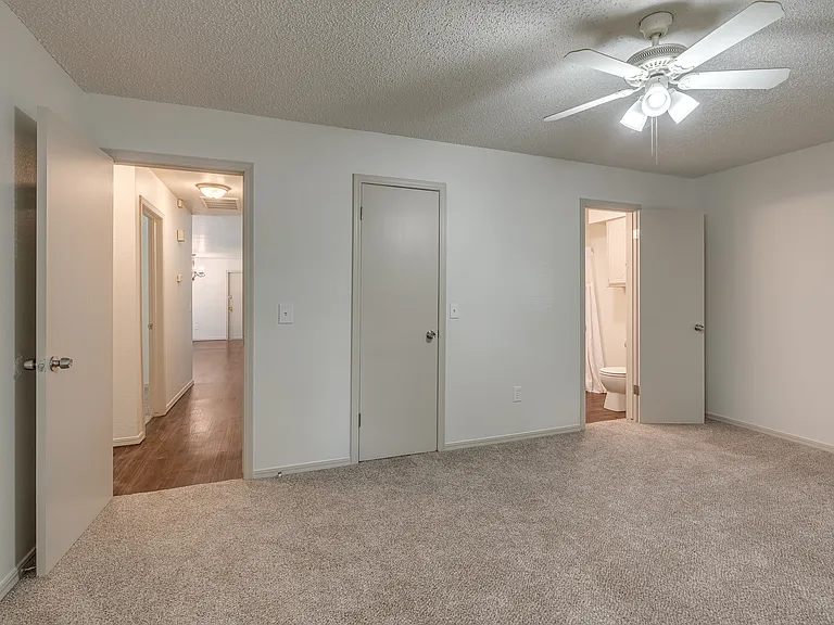 9027 N Rockwell Dr — Photo 24