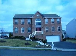 311 Greenfield Dr, Oakdale, PA