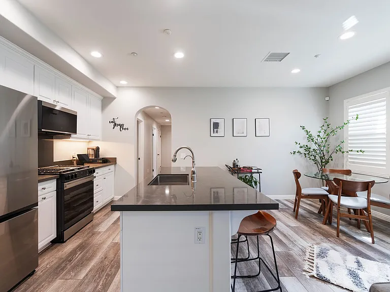585 S Kroeger St — Photo 8
