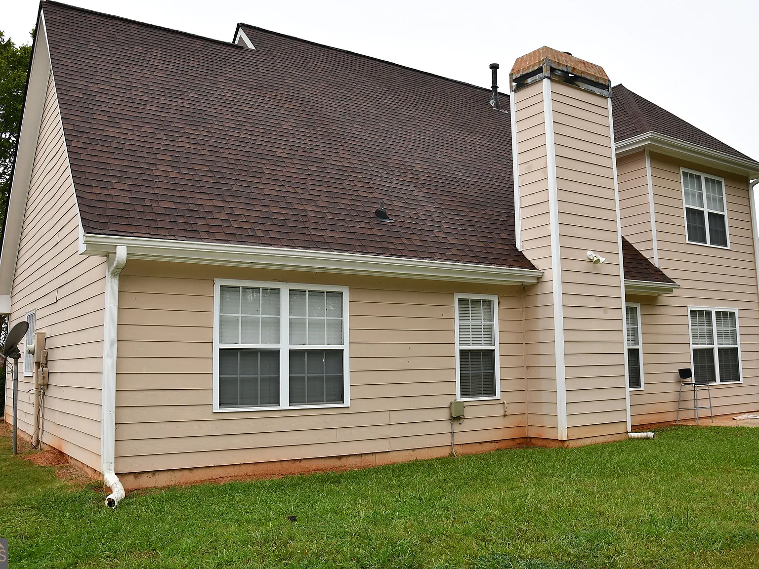3 bed, 2.5 bath, 2404 sqft, $2,300 — Photo 2
