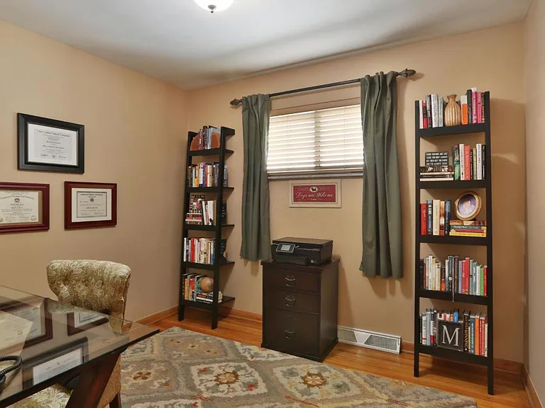 556 E Beechwold Blvd — Photo 11