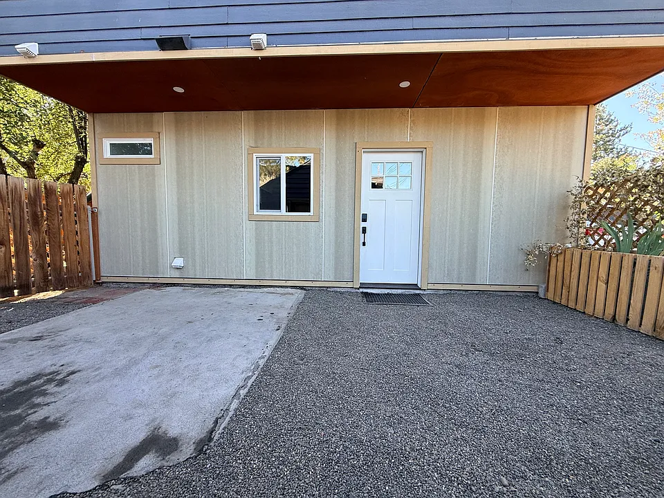1324 NW Albany Ave #B
