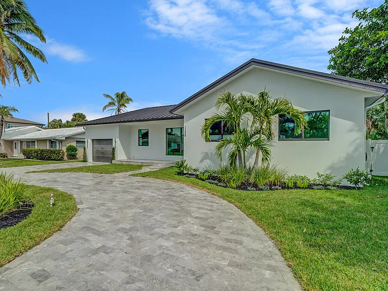 1248 N Harbor Dr — Photo 3
