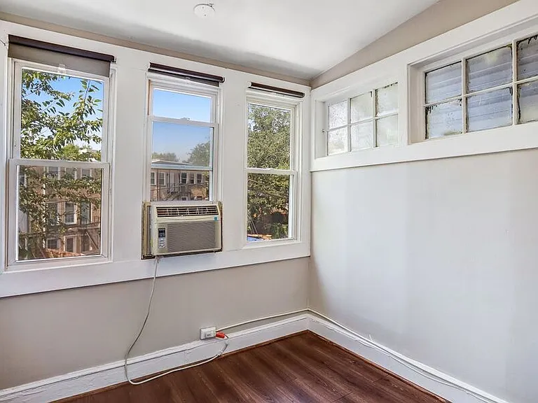 821 Kentucky Ave SE — Photo 32