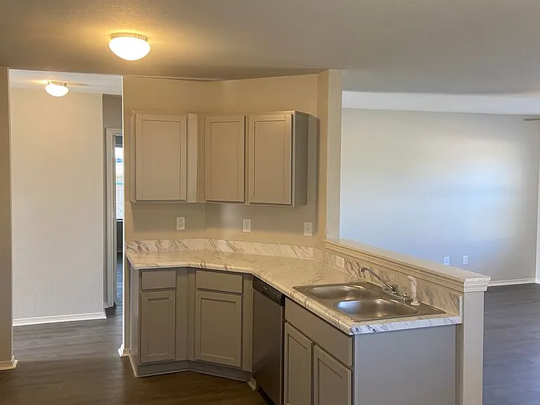 2515 Grand Ln — Photo 8