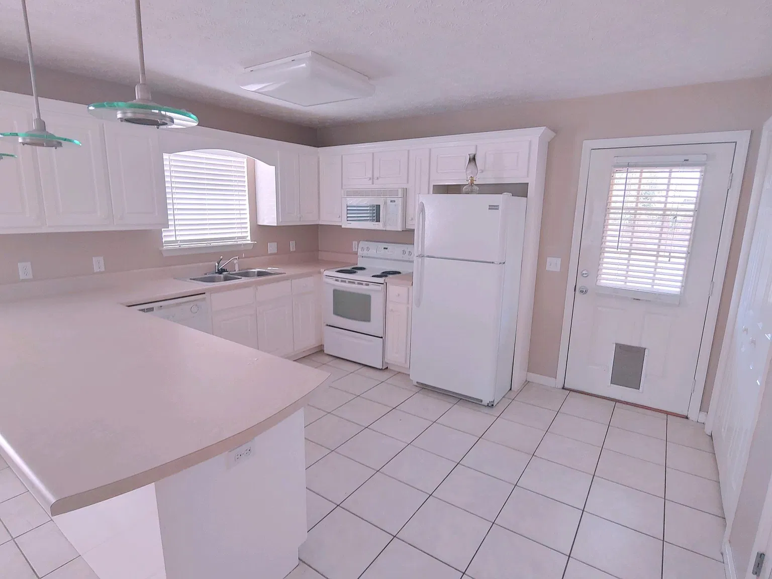 6222 Sunset Dr — Photo 2