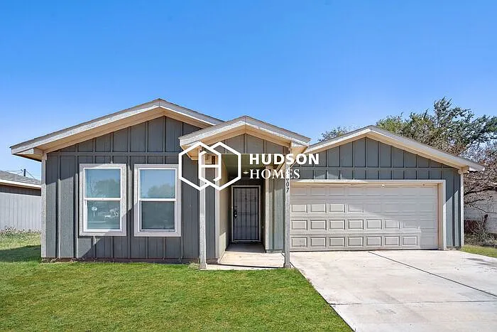 3 bed, 2.0 bath, 1298 sqft, $1,149 — Photo 1