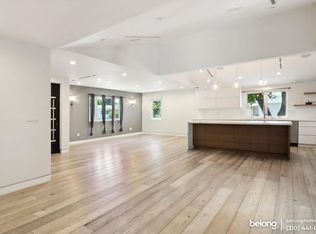 19041 Calvert St, Tarzana, CA 91335