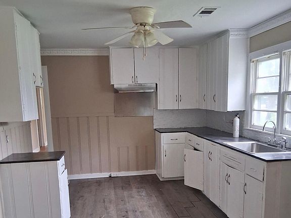 3rd image of 611 W McCorkle Cir