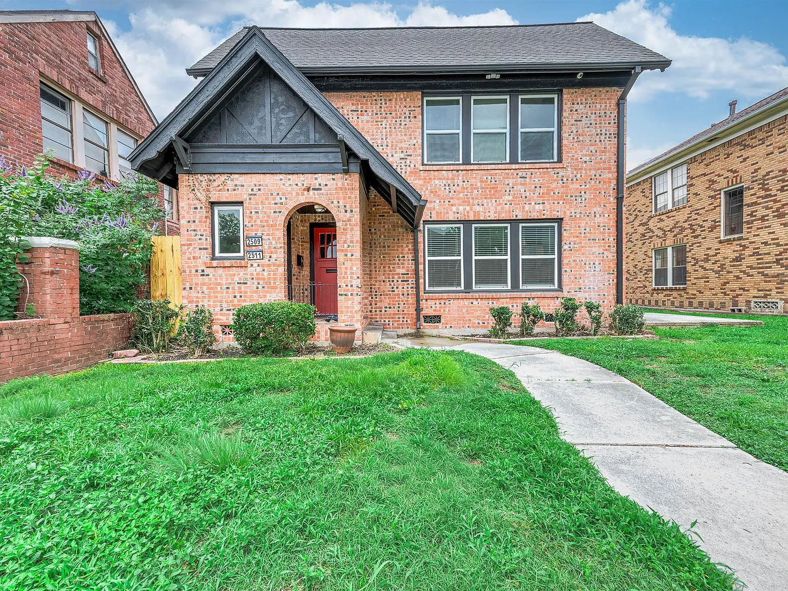 3 bed, 1.0 bath, 2736 sqft, $2,250 — Photo 2