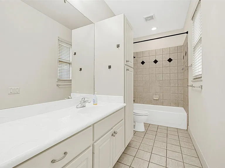 2414 Calumet St #B — Photo 7