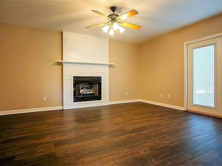 301 Lakeside Dr — Photo 5