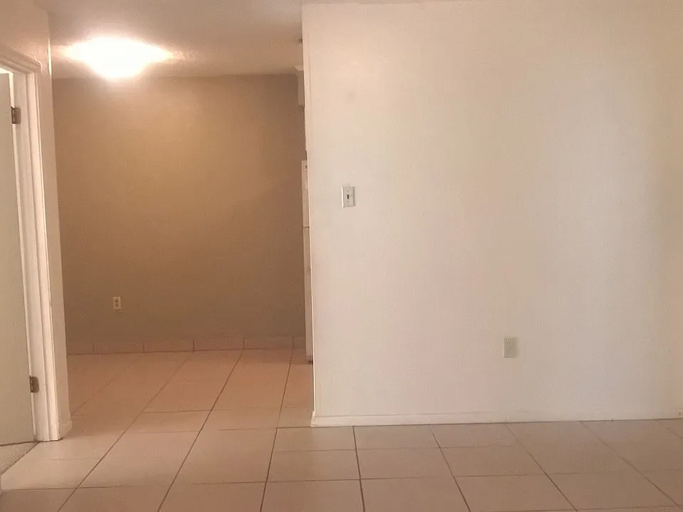 8246B dining area