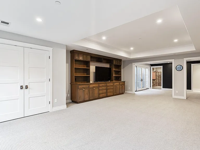 240 University Dr — Photo 24