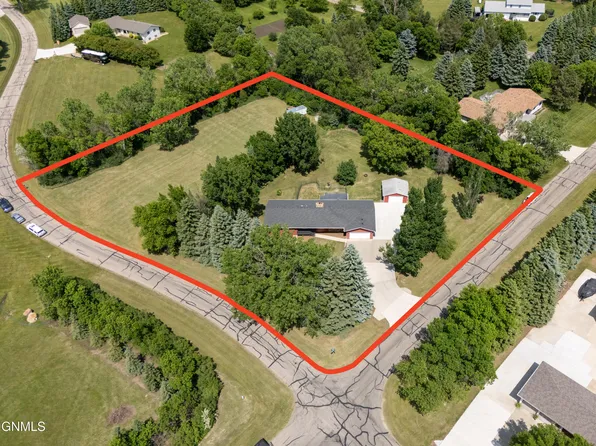 4220 E Roundup Rd, Bismarck, ND 58503