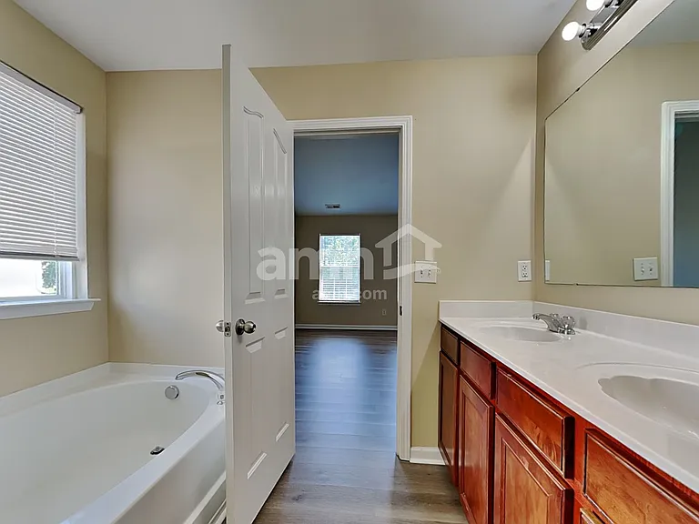 533 Wrayhill Dr — Photo 16