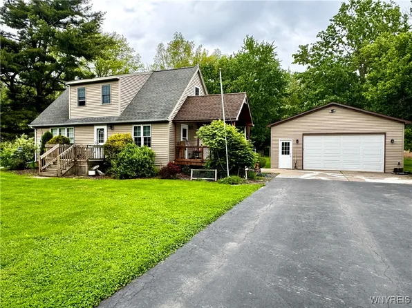 3821 Dale Rd, Lockport, NY 14094