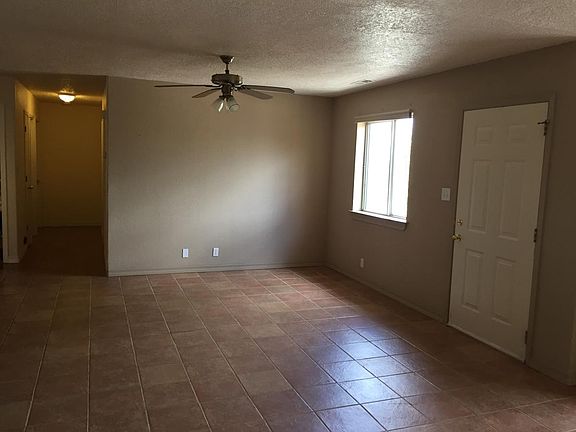 Entry way sitting area or can be a dining room_