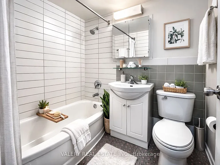 42 Thorncliffe Park Dr #506 — Photo 8