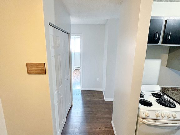 3rd image of 10910 Winder Cres