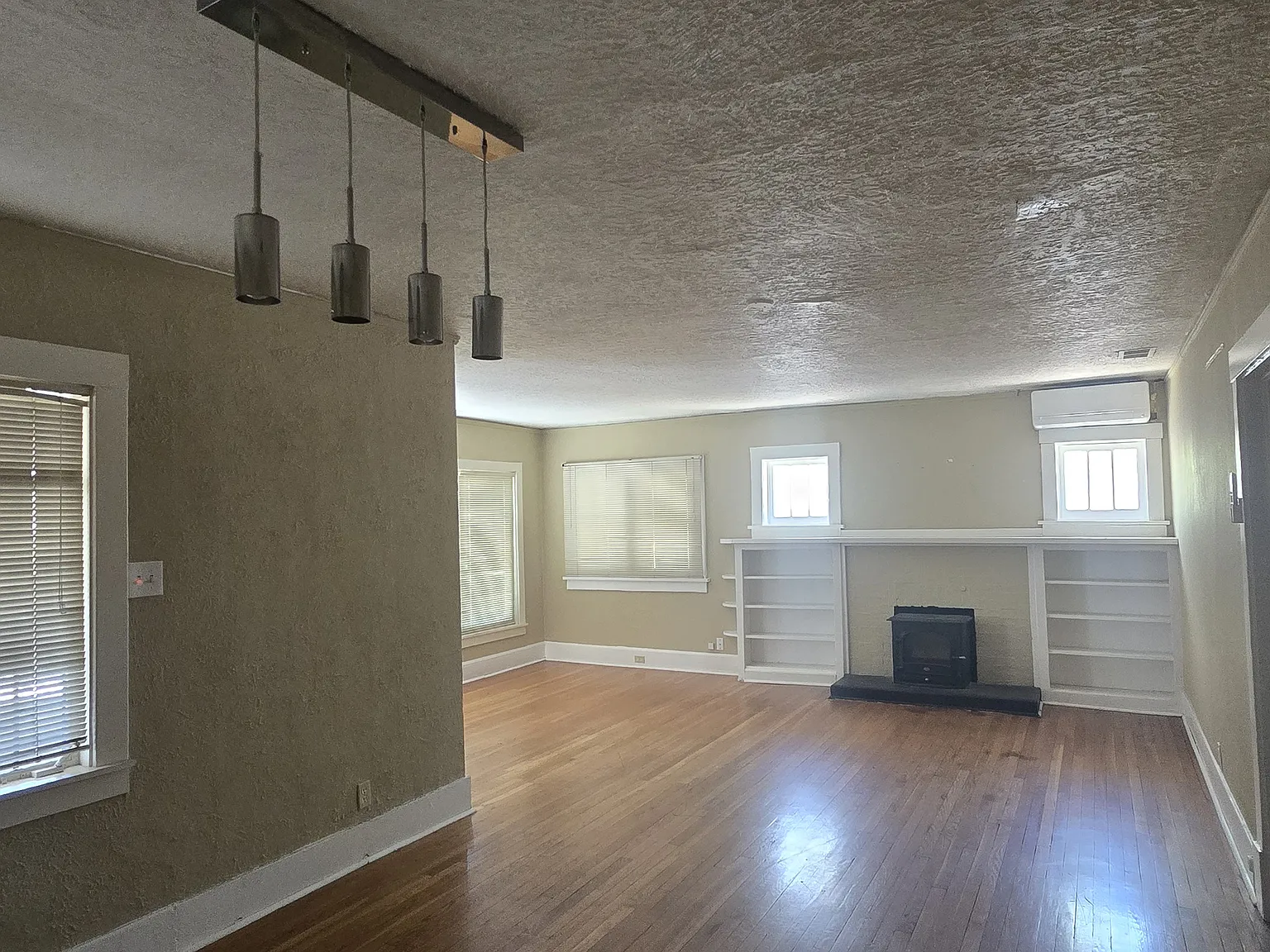 3 bed, 1338 sqft, $2,200 — Photo 2