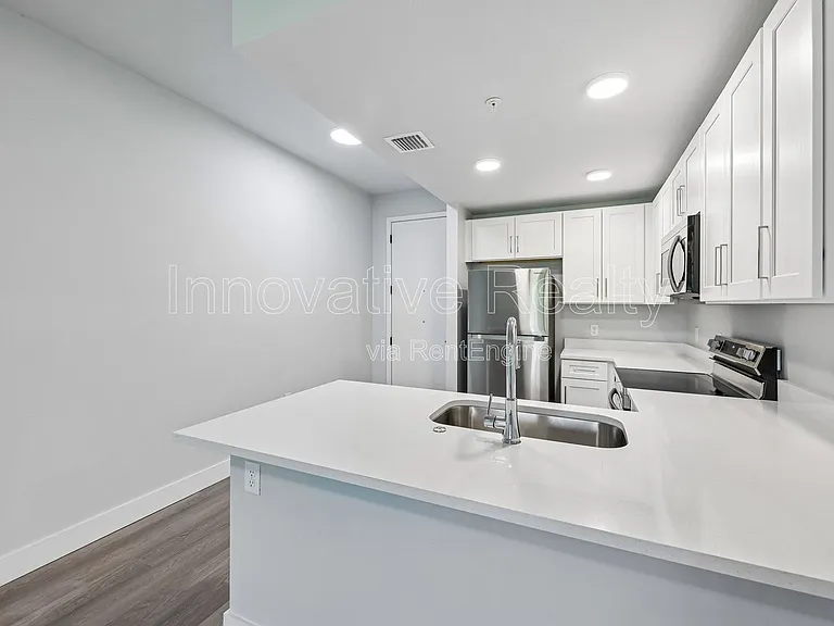 Las Palmas Apartments — Photo 17