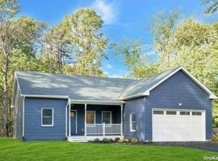 70 Swezey Ln, Middle Island, NY 11953