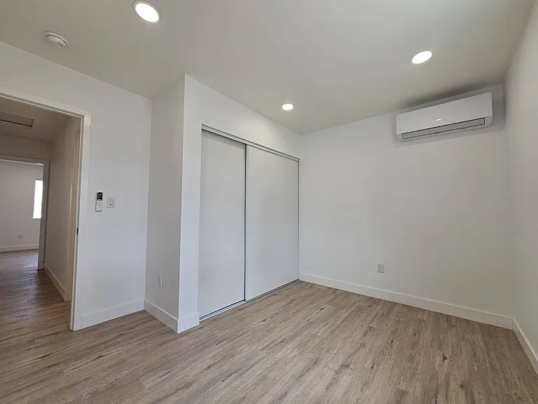 1038 Adel Ave — Photo 16