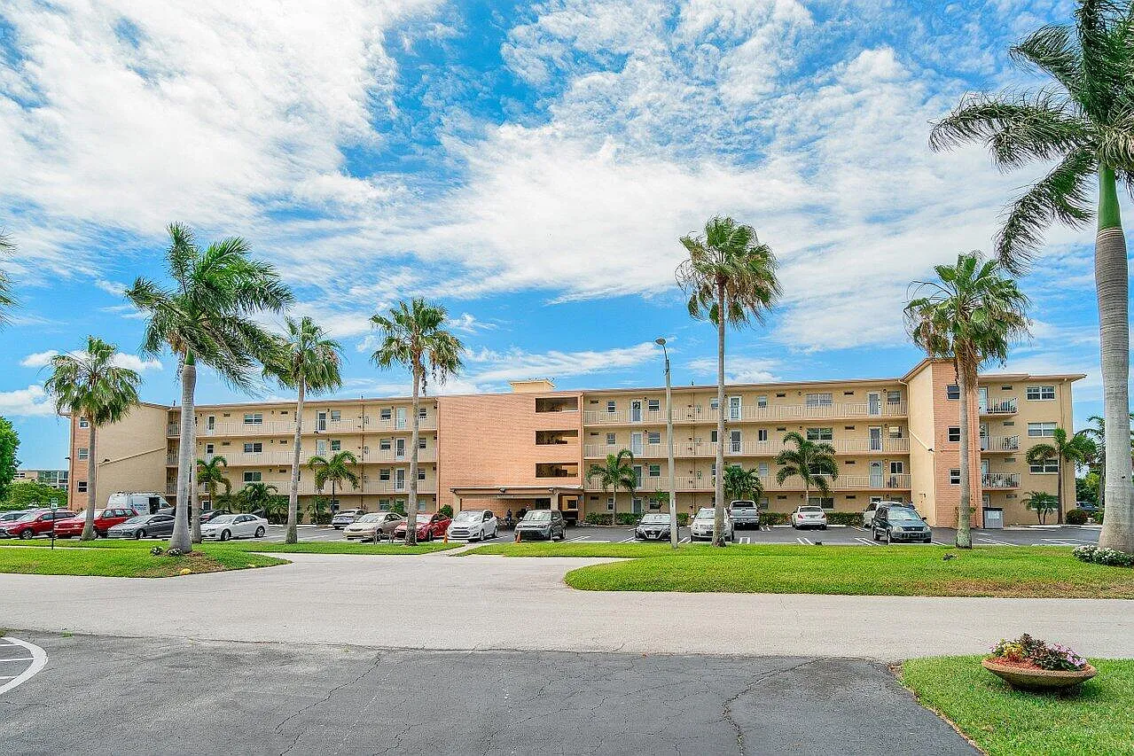 2 bed, 2.0 bath, 960 sqft, $1,700 — Photo 2