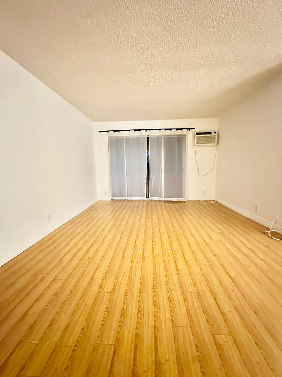 Building Photo - 919 N Harper Ave #19