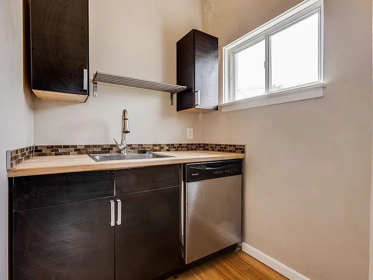 Great building with off street parking, views of the city, laundry on site! — Photo 41