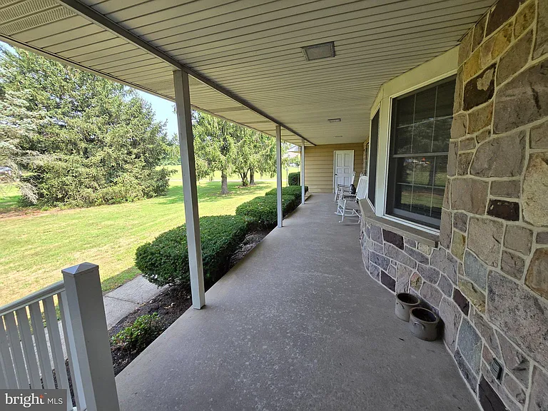 135 Hancock Ln — Photo 3