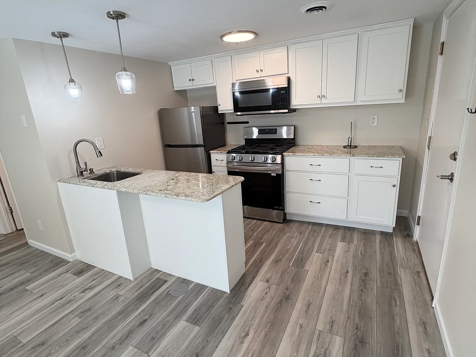 2 bed, 1.0 bath, 6147 sqft, $2,050 — Photo 2