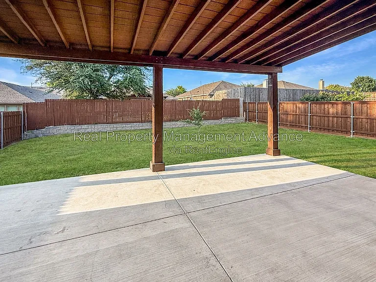 512 Winchester Dr — Photo 4