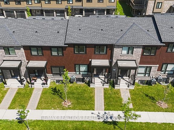 3rd image of 823 Sarnia Rd